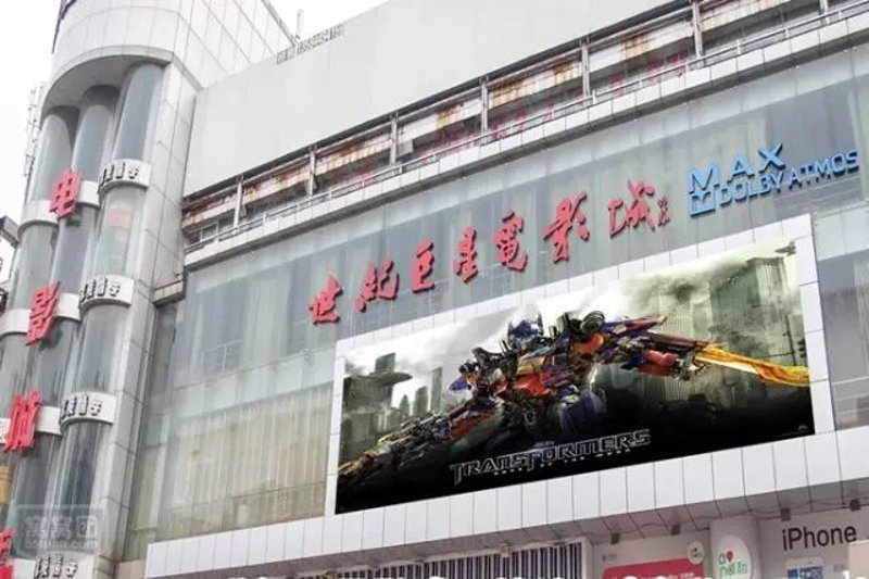 在张家港这个充满文化底蕴的城市，有一家名为“张家港世纪环球电影城”的文化娱乐公司，自2017年起便成为了当地居民休闲娱乐的好去处。这家影院不仅提供了丰富的观影选择，还结合了多样化的服务和设施，致力于打造一个集电影观赏、餐饮享受、社交互动于一体的综合性文化空间。